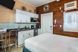 基韦斯特Coral Cove #1 by Brightwild的一间厨房,里面配有白色的床
