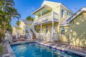基韦斯特Coral Cove #1 by Brightwild的房屋前有游泳池的房子