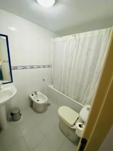 卡拉德莫尔Apartamento La cala 2的白色的浴室设有卫生间和水槽。