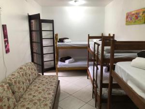 恩布Espaço A Corrente的一间客房设有几张双层床和一张沙发。