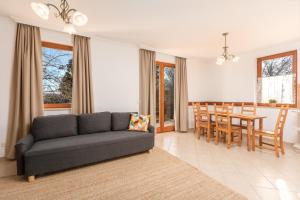 佐洛恰尼Zala Hills Apartman - Batthyány Villapark的带沙发的客厅和用餐室