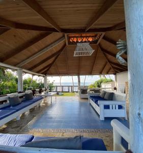 璜多里奥迪芙兰切斯旅馆的户外庭院设有蓝色的沙发和木制天花板。