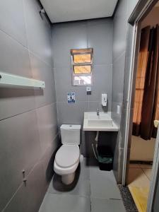 瓜鲁柳斯Hostel My House quartos perto do aeroporto de Guarulhos的一间带卫生间和水槽的小浴室