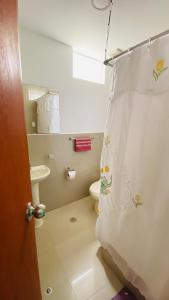 塔克纳Apartamento/Departamento independiente nuevo的一间带卫生间和淋浴帘的浴室