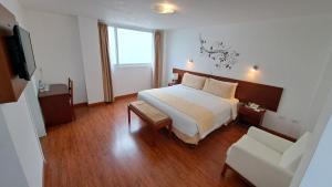 伊瓦拉Hotel Ajavi的酒店客房,配有床和沙发