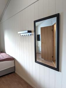 海宁格松Haugesund Urban Hotel的卧室墙上的镜子
