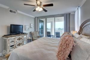 德斯坦St Maarten 308 a Renovated Luxury Beach Front 3 Bedroom 3rd Floor Condo with Resort Amenities的一间卧室配有一张床和一台平面电视
