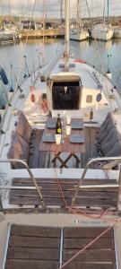 丽都迪奥斯蒂亚LA REGINA的船上的码头上配有桌椅