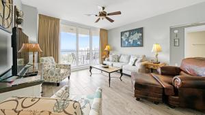 德斯坦St Lucia 1204 a Luxury Condo with Gulf Views的客厅配有沙发和椅子