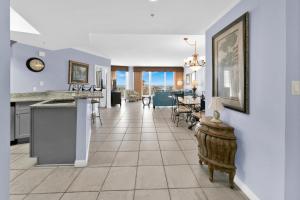 德斯坦St Maarten 402 a Luxury Beachfront 3 Bedroom Condo Elevator Opens Into Unit的厨房以及铺有瓷砖地板的用餐室。