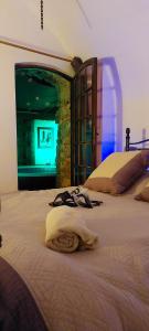 卡尔维chambre love romantique avec spa privée的一间卧室设有两张床,墙上配有电视。