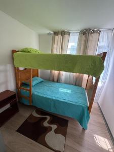 阿里卡Acogedor departamento arica的一间卧室配有双层床