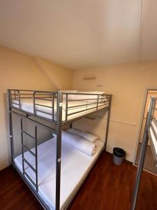 苏黎世Stay2Night City Center Hostel的带两张双层床和毛巾的双层床间