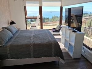 康塞普西翁VILLA THE SUN的一间卧室设有一张床和一个大窗户