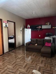 菲格雷多总统镇Amazon Home的带沙发和冰箱的客厅