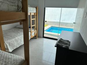 谢内吉亚区Casa de Campo Paz y Bien - Cieneguilla的一间卧室设有一张床和一个游泳池