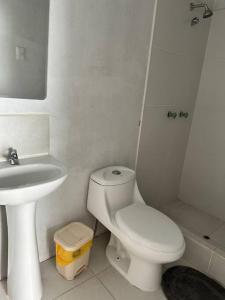 谢内吉亚区Casa de Campo Paz y Bien - Cieneguilla的白色的浴室设有卫生间和水槽。