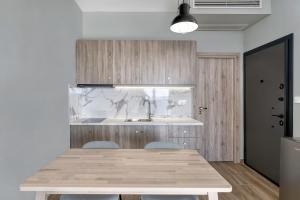 阿拉霍瓦Arachova's Experience M3的厨房配有木桌和水槽。