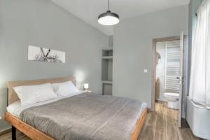 阿拉霍瓦Arachova's Experience M3的一间白色卧室,配有床和一间浴室