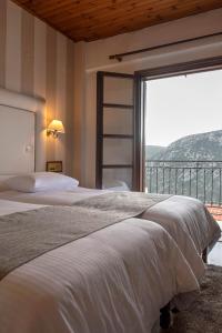 特尔斐克鲁罗斯酒店的一间卧室设有一张床和一个大窗户