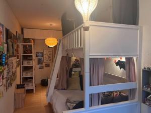 哥本哈根Central family home in award-winning architecture的儿童间 - 带双层床和楼梯