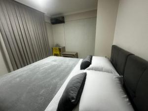 卡斯卡韦尔APTO no Centro, COMPLETO, UNIPAR e SHOPPING JL的一间卧室配有一张大床和枕头