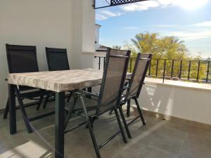 托雷帕切科Apartamento La Torre Golf的美景阳台配有桌椅