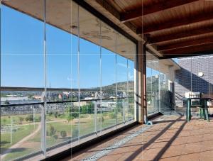 蓬费拉达El Silencio de Galadhrim的透过玻璃窗可欣赏到建筑的阳台