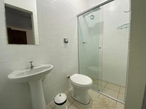 戈亚斯州上帕莱索Pousada Rubbi Violeta的浴室配有卫生间、盥洗盆和淋浴。