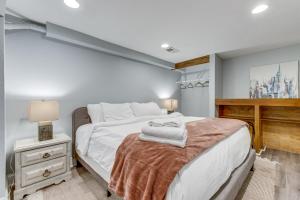 丹佛Cozy Denver Studio with Patio - 1 Mi to Coors Field!的卧室配有一张白色大床和一张书桌