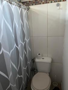 弗赖本托斯María Chusena alojamiento 2的一间带卫生间和淋浴帘的浴室