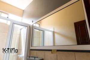 CatacamasCómodo y Seguro的浴室的墙上设有大镜子