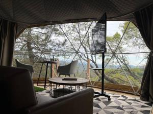 DunlapGlamping Dome 1 - 10 minutes from Kings Canyon的帐篷内的房间,配有桌椅