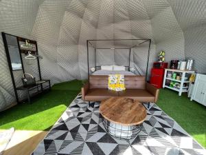 DunlapGlamping Dome 1 - 10 minutes from Kings Canyon的帐篷内带一张床和一张桌子的房间