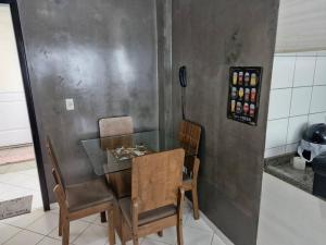 里约布兰科Apartamento inteiro em condomínio的餐桌、两把椅子和玻璃桌