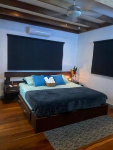 Big CreekCasa Gato的一间卧室配有一张带蓝色枕头的大床