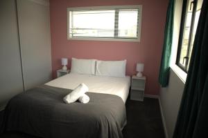 凯库拉Sunset Views的一间卧室配有一张带两条白色毛巾的床