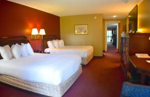 吉尔福特吉尔福德费尔赛德旅馆&套房酒店的酒店客房配有两张床和一张书桌