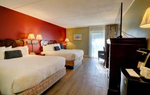 吉尔福特吉尔福德费尔赛德旅馆&套房酒店的酒店客房设有两张床和电视。
