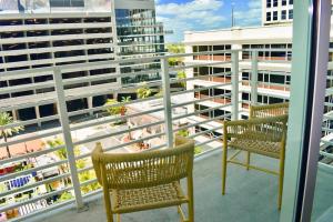 劳德代尔堡Landing Modern Apartment with Amazing Amenities (ID2666X14)的阳台配有两把椅子,俯瞰着建筑