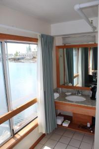 布斯贝港塔戈波阿特旅馆的一间带水槽和大窗户的浴室