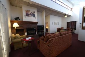 班戈Fireside Inn and Suites Bangor的带沙发和壁炉的客厅