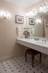 巴港蓝毕酒店 - 巴尔港酒店的一间带水槽和大镜子的浴室
