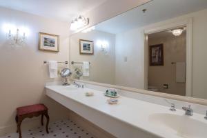 巴港蓝毕酒店 - 巴尔港酒店的一间带两个盥洗盆和大镜子的浴室