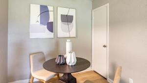 纳什维尔Landing Modern Apartment with Amazing Amenities (ID4935X54)的一张桌子,上面有花瓶