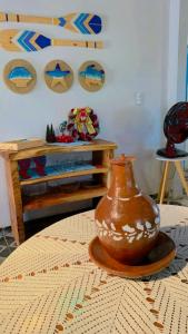 特赖里Casa em Mundaú Trairi-Ce的坐在一个房间里桌子上的花瓶