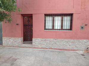 梅赛德斯dulce claudina的红色的建筑,设有两扇窗户和一扇门