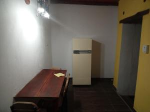 梅赛德斯dulce claudina的客房设有木桌和冰箱。