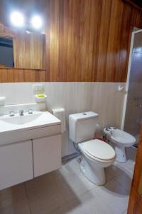 科隆Altavista TERRA的浴室配有白色卫生间和盥洗盆。