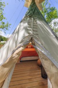StantonFurnished Teepee/Glamping/Kayak Ramp/King Bed的木制甲板顶上的帐篷